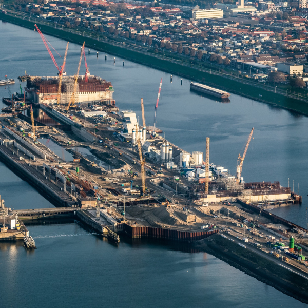 Overzichtsfoto nieuwe zeesluis met afgezonken deurkas Bron Topview Luchtfotografie.jpg